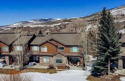 Silverthorne House | Stunning Views, 4BR, 15 minutes to ski resorts, steps from trails and Blue River