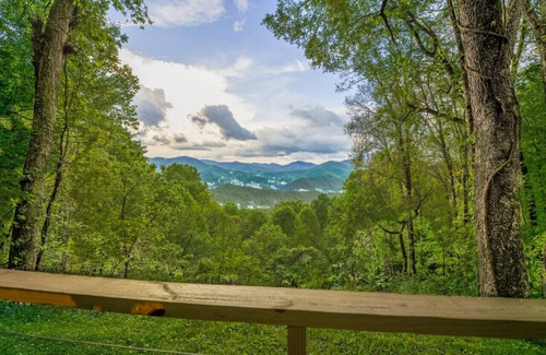 Sylva Cabin | Stunning Views | 5 Min to Blue Ridge Parkway
