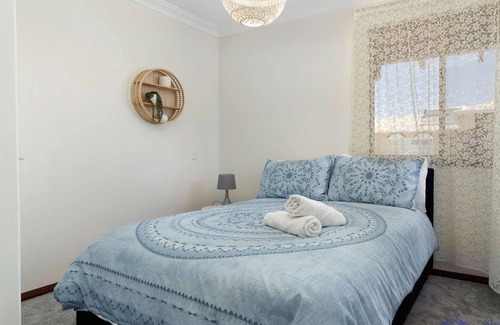 Silver Sands Apartment | Stunning views from this beachside top floor 3 bedroom apartment