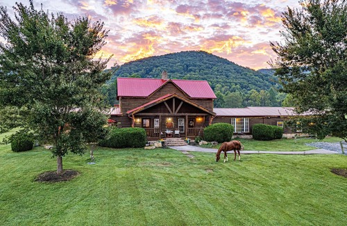 Gatlinburg - Pigeon Forge Cabin | Stunning Views, Huge Yard, Relaxing Fall Retreat