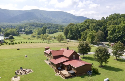 Gatlinburg - Pigeon Forge Cabin | Stunning Views, Huge Yard, Relaxing Fall Retreat
