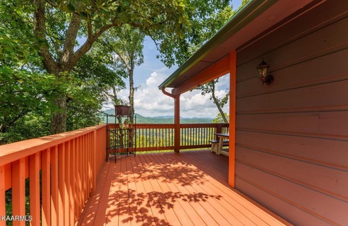 Wears Valley House | Stunning Views, King Bed, outdoor swing bed, Hot Tub, 5 minutes to the GSMNP!