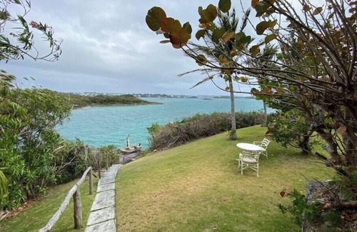Pembroke House | Stunning views, large pool, close to Hamiltonn