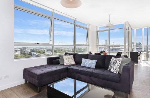 Zetland Apartment | Stunning Views, Modern Comfort: Book Zetland Heights!