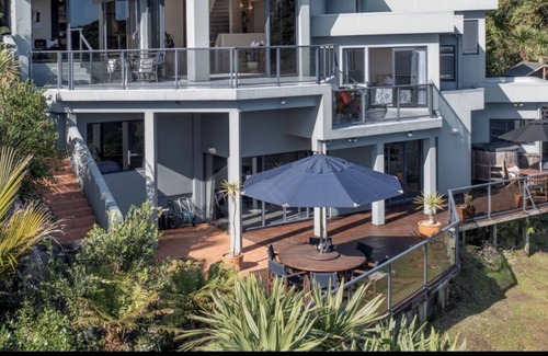 Piha House | Stunning views of Piha beach