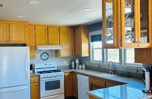 Templeton Cottage | Stunning views of wine country - charming 2-bedroom cottage in Templeton.