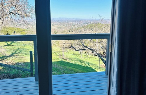Templeton Cottage | Stunning views of wine country - charming 2-bedroom cottage in Templeton.