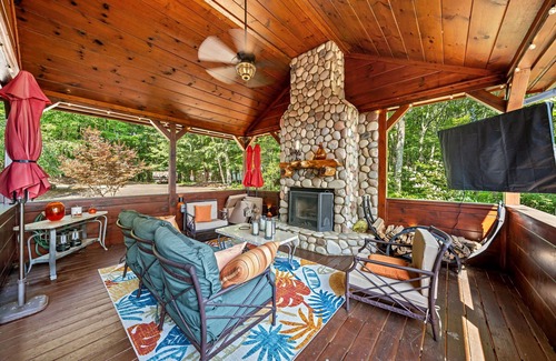Blairsville Cabin | Stunning Views, Sleeps 10. Hot Tub. Book now to enjoy our Fabulous Fall!