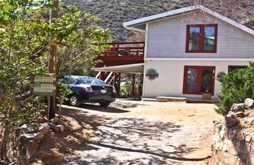 Bisbee House | Stunning views, steps to Main Street. Family and pet-friendly. Wi-fi and parking