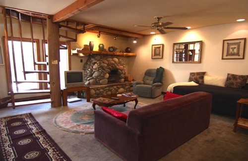 Bisbee House | Stunning views, steps to Main Street. Family and pet-friendly. Wi-fi and parking