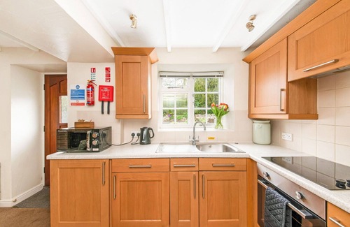 Thirsk House | Stunning villa for 6 guests with WIFI, pool, hot tub and terrace