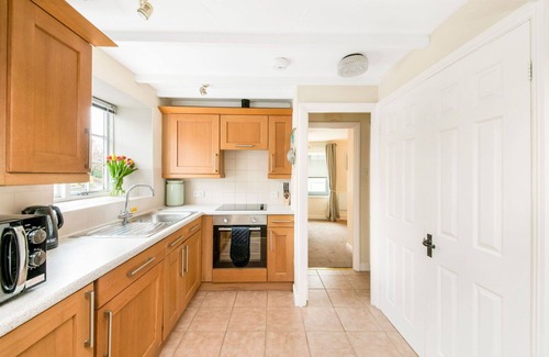 Thirsk House | Stunning villa for 6 guests with WIFI, pool, hot tub and terrace