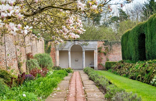 Thirsk House | Stunning villa for 6 guests with WIFI, pool, hot tub and terrace