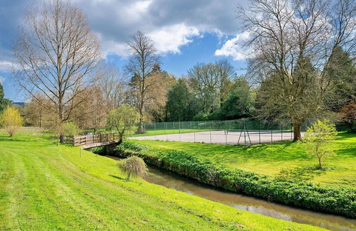 Thirsk House | Stunning villa for 6 guests with WIFI, pool, hot tub and terrace
