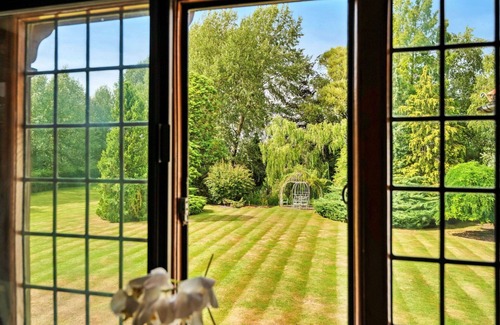Tring House | Stunning villa for 16 people with WIFI, hot tub and pets allowed