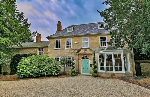 Yardley Gobion House | Stunning villa for 17 guests with hot tub, WIFI, terrace and pets allowed