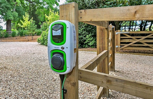 Yardley Gobion House | Stunning villa for 17 guests with hot tub, WIFI, terrace and pets allowed