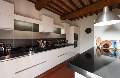 Siena Villa | Stunning villa for 10 people with WIFI, pool, TV and pets allowed