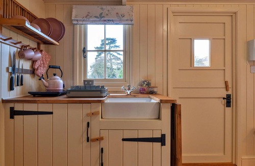 Brackley House | Stunning villa for 2 guests with WIFI and pets allowed