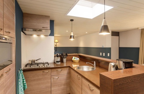 Bispingen House | Stunning villa for 4 guests with WIFI, hot tub, pool, TV, terrace and parking