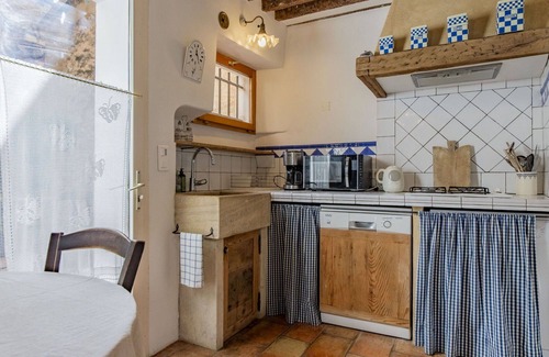 Villars House | Stunning villa for 4 guests with WIFI and patio