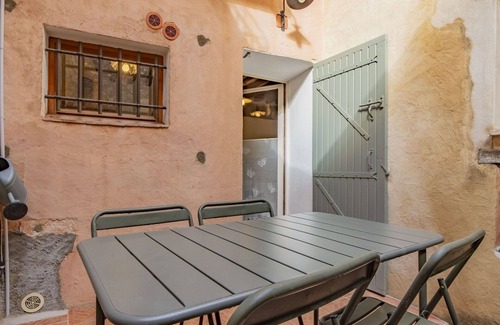 Villars House | Stunning villa for 4 guests with WIFI and patio