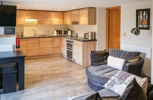 Surlingham House | Stunning villa for 4 guests with WIFI