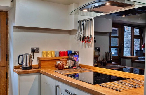 Stogursey House | Stunning villa for 4 guests with WIFI, terrace and pets allowed