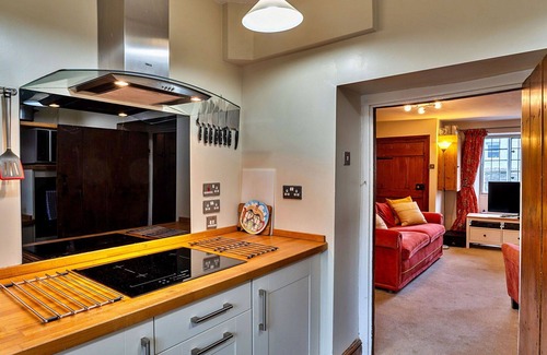 Stogursey House | Stunning villa for 4 guests with WIFI, terrace and pets allowed