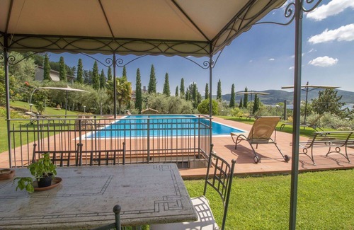 Magione Villa | Stunning villa for 4 guests with WIFI, private pool, A/C, hot tub, TV and patio