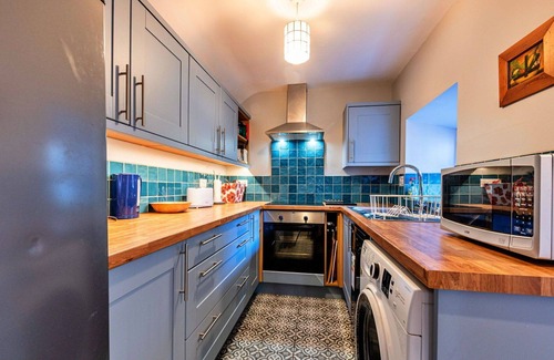 Trefor House | Stunning villa for 6 guests with WIFI, terrace and pets allowed