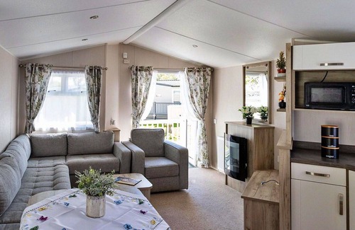 Cowes House | Stunning villa for 6 people with pool, WIFI, TV and terrace