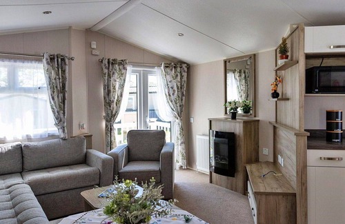 Cowes House | Stunning villa for 6 people with pool, WIFI, TV and terrace