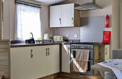 Cowes House | Stunning villa for 6 people with pool, WIFI, TV and terrace