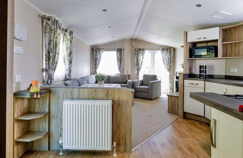 Cowes House | Stunning villa for 6 people with pool, WIFI, TV and terrace