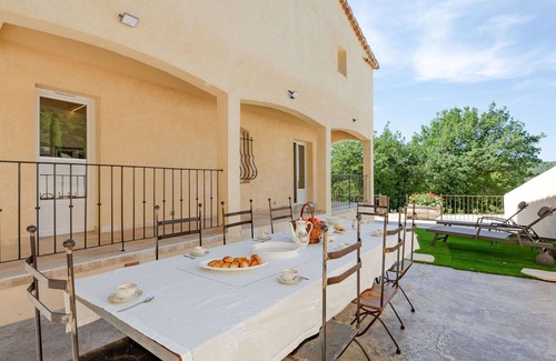 Bauduen House | Stunning villa for 8 guests with WIFI, TV, terrace and pets allowed