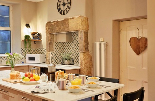 Tideswell House | Stunning villa for 8 people with WIFI, TV and pets allowed