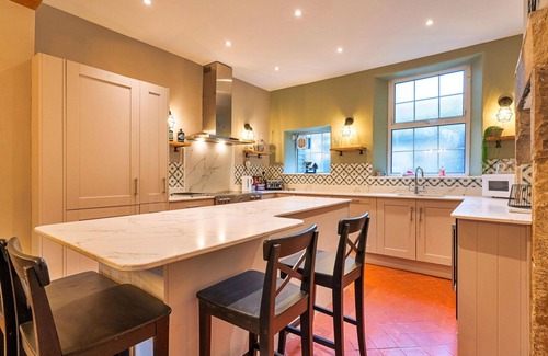 Tideswell House | Stunning villa for 8 people with WIFI, TV and pets allowed