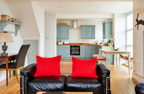 Monmouth House | Stunning villa for 4 guests with WIFI and pets allowed