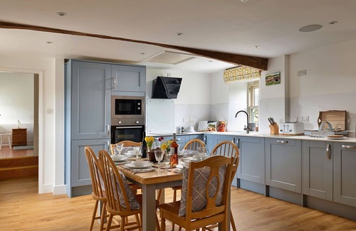 Llandrillo House | Stunning villa for 4 people with WIFI, hot tub, TV and terrace