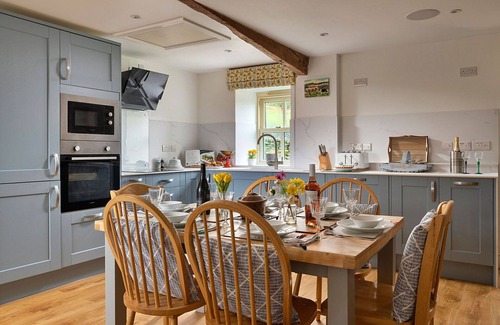 Llandrillo House | Stunning villa for 4 people with WIFI, hot tub, TV and terrace