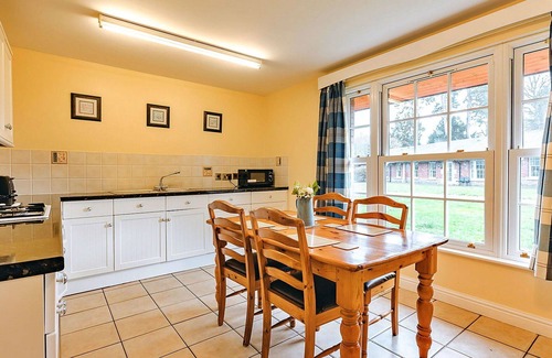 Eaton Mascott House | Stunning villa for 4 guests with WIFI, TV and pets allowed