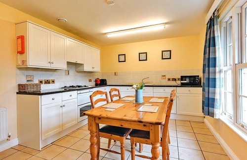 Eaton Mascott House | Stunning villa for 4 guests with WIFI, TV and pets allowed
