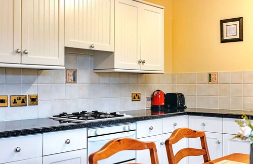 Eaton Mascott House | Stunning villa for 4 guests with WIFI, TV and pets allowed