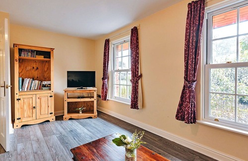 Eaton Mascott House | Stunning villa for 4 guests with WIFI, TV and pets allowed