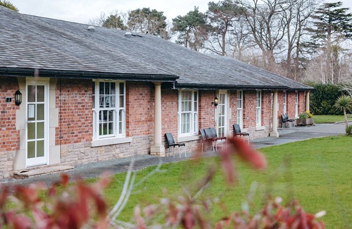 Eaton Mascott House | Stunning villa for 4 people with WIFI, TV and pets allowed