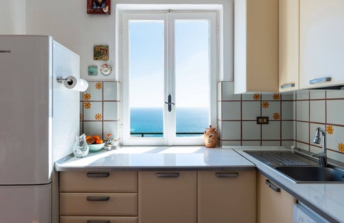 Ospedaletti House | Stunning villa for 7 people with WIFI, private pool, TV and terrace