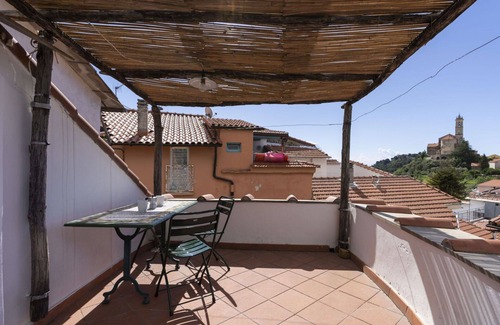 Castellaro House | Stunning villa for 3 guests with WIFI, TV, terrace, pets allowed and panoramic view
