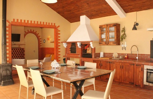 Montijo House | Stunning villa for 6 people with A/C, WIFI, pool, TV and terrace