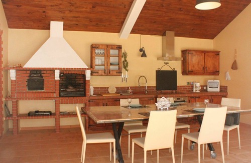 Montijo House | Stunning villa for 6 people with A/C, WIFI, pool, TV and terrace